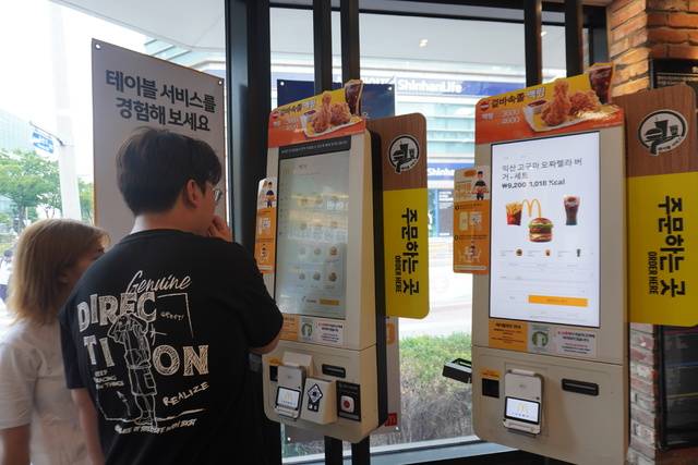 전북 익산의 한국맥도날드 매장에서 소비자들이 익산 고구마 모짜렐라 버거세트를 구매하고 있다.