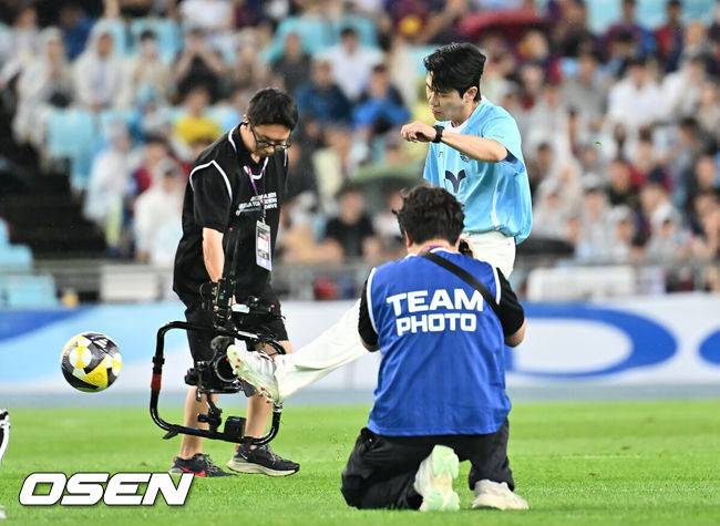 [OSEN=대구, 이석우 기자] 4일 대구스타디움에서 대구FC와 FC 바르셀로나의  2025 아시아 투어 에디션 한국 경기가 열렸다.  FC 바르셀로나는&nbsp;대구 FC와의 대결에서 5-0으로 완승했다.가수 영탁이 시축을 하고 있다. 2025.08.04 / foto0307@osen.co.kr