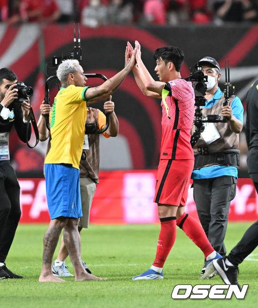 [OSEN=서울월드컵경기장,박준형 기자] 2일 오후 서울 마포구 상암동 서울월드컵경기장에서 대한민국과 브라질의 평가전이 진행됐다.경기종료 후 손흥민과 네이마르가 하이파이브를 하고 있다.  2022.06.02/ soul1014@osen.co.kr