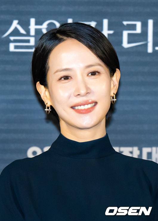 [OSEN=박준형 기자] 12일 오전 서울 용산아이파크몰 내 용산 CGV에서 영화 '살인자 리포트'(감독 조영준) 제작보고회가 진행됐다.‘살인자 리포트’는 특종에 목마른 베테랑 기자 선주(조여정 분)에게 정신과 의사 영훈(정성일 분)이 연쇄살인을 고백하는 인터뷰를 요청하면서 벌어지는 이야기를 다룬 작품으로, 조여정과 정성일 두 베테랑 배우의 숨 막힐 정도로 치열한 연기 대결을 예고하며 기대감을 모으고 있다.배우 조여정이 미소 짓고 있다.      2025.08.12 / soul1014@osen.co.kr