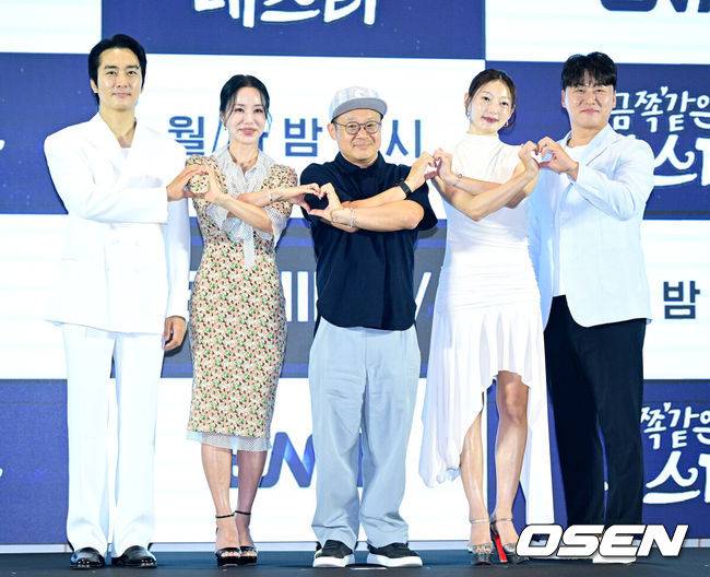 [OSEN=최규한 기자] 12일 오후 서울 신도림동 더 세인트에서 GENIE TV 오리지널 드라마 ‘금쪽같은 내 스타’ 제작발표회가 열렸다.‘금쪽같은 내 스타’는 대한민국 최고의 톱스타가 하루아침에 평범한 중년 여성이 된 후 펼쳐지는 눈물 콧물 휘날리는 세월 순삭 로맨틱 코미디다.배우 송승헌, 엄정화, 최영훈 PD, 이엘, 오대환(왼쪽부터)이 포토타임을 하고 있다. 2025.08.12 / draemer@osen.co.kr