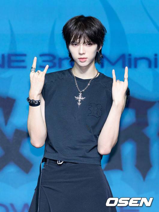 [OSEN=이대선 기자] 12일 오후 서울 강수구 스카이아트홀에서 앰퍼샌드원(AMPERS&ONE) ‘LOUD & PROUD’ 쇼케이스가 열렸다.미니 3집 ‘LOUD & PROUD’는 세상이 내놓는 선입견과 기준 앞에서도 자신감 넘치는 앰퍼샌드원의 모습을 담은 앨범이다. 그룹 앰퍼샌드원 브라이언이 포토타임을 가지고 있다. 2025.08.12 /sunday@osen.co.kr