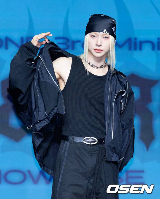 [OSEN=이대선 기자] 12일 오후 서울 강수구 스카이아트홀에서 앰퍼샌드원(AMPERS&ONE) ‘LOUD & PROUD’ 쇼케이스가 열렸다.미니 3집 ‘LOUD & PROUD’는 세상이 내놓는 선입견과 기준 앞에서도 자신감 넘치는 앰퍼샌드원의 모습을 담은 앨범이다. 그룹 앰퍼샌드원 최지호가 포토타임을 가지고 있다. 2025.08.12 /sunday@osen.co.kr