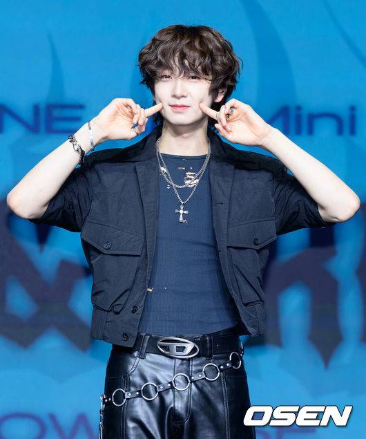 [OSEN=이대선 기자] 12일 오후 서울 강서구 스카이아트홀에서 앰퍼샌드원(AMPERS&ONE) ‘LOUD & PROUD’ 쇼케이스가 열렸다.미니 3집 ‘LOUD & PROUD’는 세상이 내놓는 선입견과 기준 앞에서도 자신감 넘치는 앰퍼샌드원의 모습을 담은 앨범이다. 그룹 앰퍼샌드원 카이렐이 포토타임을 가지고 있다. 2025.08.12 /sunday@osen.co.kr