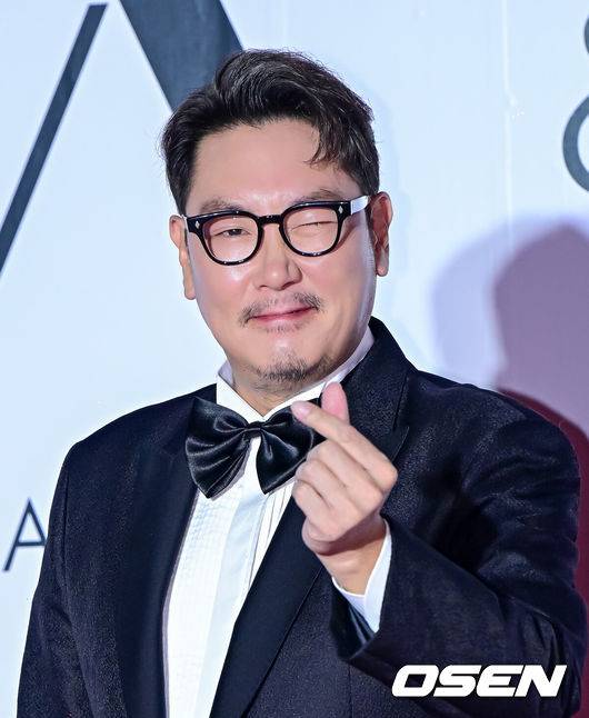 [OSEN=부산, 지형준 기자] 6일 오후 부산 해운대구 영화의전당 BIFF 야외무대에서 제29회 부산국제영화제 '2024 아시아콘텐츠어워즈&글로벌OTT어워즈’가 열렸다.이번 부산국제영화제(이하 부국제)에서는 지난 2일 개막작 ‘전.란’을 시작으로 상영작 54편을 포함해 총 63개국의 영화작품 278편을 영화의전당, CGV센텀시티, 롯데시네마 센텀시티, 영화진흥위원회 표준시사실, 메가박스 부산극장 등 총 5개 극장 26개 상영관에서 만나 볼 수 있다.배우 조진웅이 포즈를 취하고 있다. 2024.10.06 / jpnews@osen.co.kr
