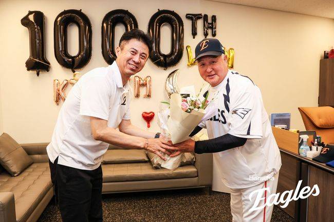 한화 손혁 단장(왼쪽)이 김경문 감독에게 개인 통산 1000승 기념 꽃다발을 전하고 있다. /한화 이글스 제공