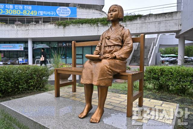 ▲80주년 광복 행사가 열릴 예정인 광주 서구청 앞에 설치된 '평화의 소녀상'ⓒ광주 서구