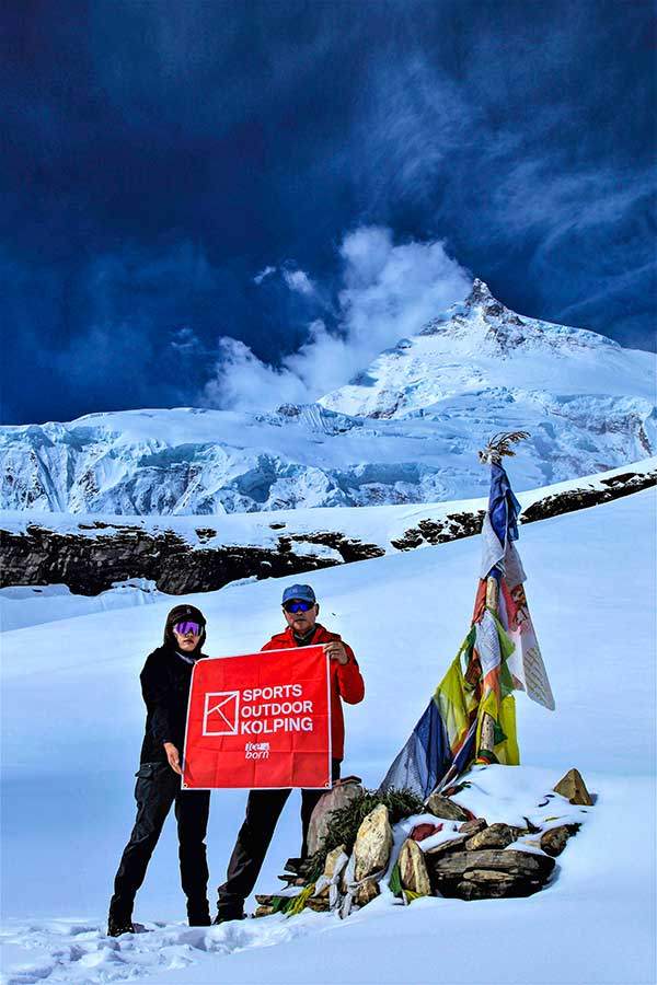 마나슬루 베이스캠프의 룽다 앞에서 기념사진을 찍었다.