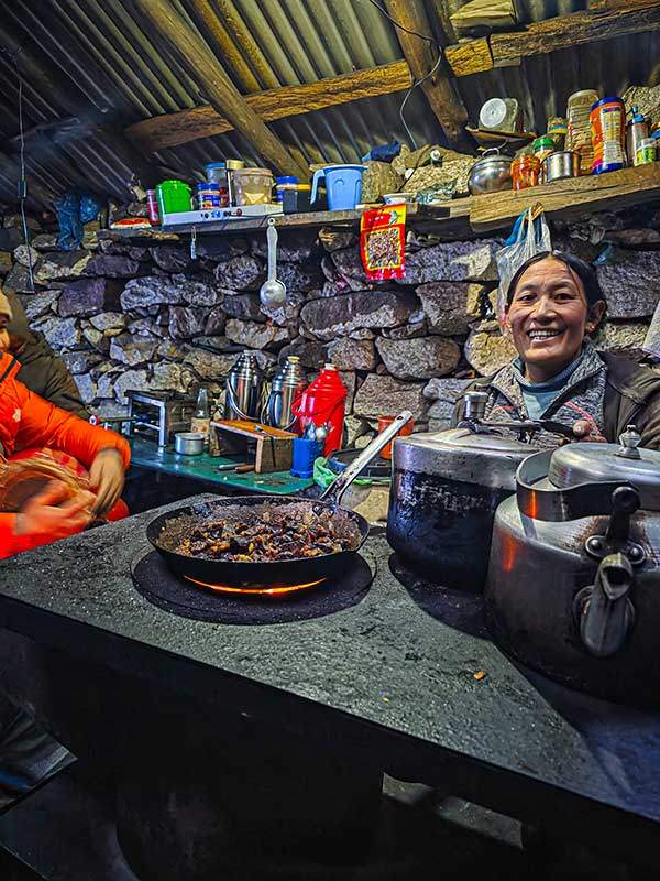 다람살라 사우니와 그가 대접해 준 야크 고기.