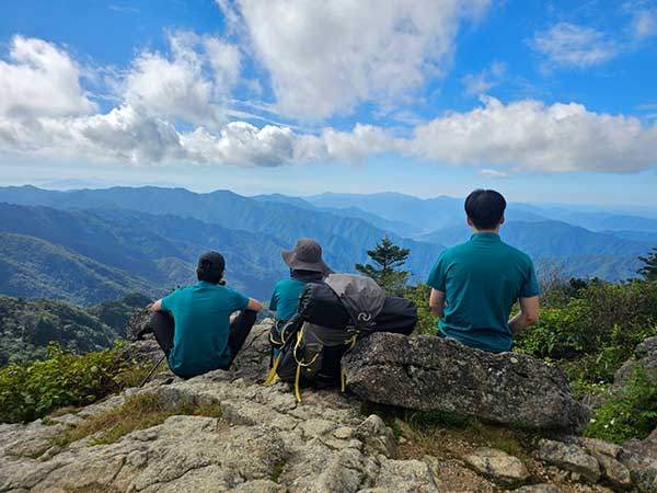 등산을 해본 적 없는 아이들이 매일 6시간 이상, 매일 최소 15km에서 30km를 걷는 것은 고행에 가까운 여정이다.