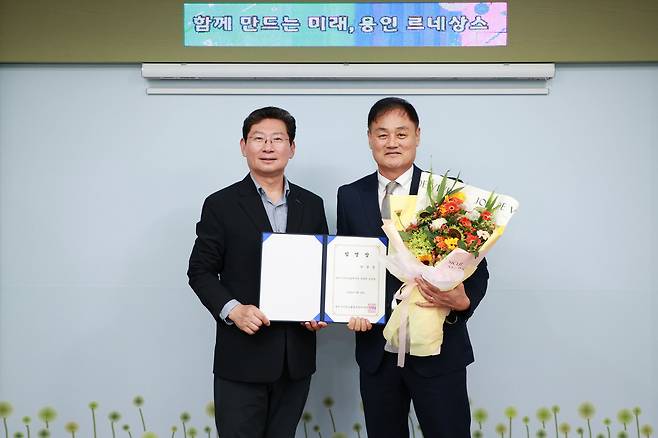 이상일 용인시장(왼쪽)과 초대 사령탑인&nbsp;최윤겸 감독. 용인시 제공