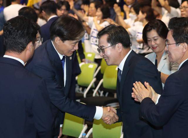 김동연 경기도지사(오른쪽&nbsp;세 번째)가 지난해 7월&nbsp;수원에서 열린 조국혁신당 전국당원대회에서 조국 전 대표와 악수하고 있다. 뉴스1