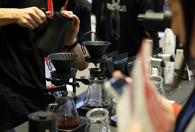 지난해 11월6일 서울 강남구 코엑스에서 열린 ‘2024 서울카페쇼’에서 한 바리스타가 핸드드립 커피를 내리고 있다. 뉴시스