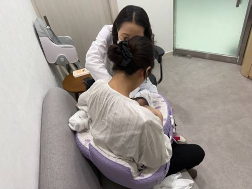 서울 성북구에 사는 한 산모가 전동 유축기를 활용해 모유 수유를 하고 있다. 성북구 제공