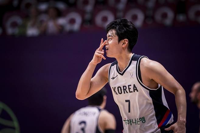 한국 농구 국가대표 유기상이 11일(한국시간) 사우디아라비아 제다에서 열린 2025 국제농구연맹(FIBA) 아시아컵 조별리그 A조 3차전에서 레바논을 상대로 3점을 넣고 세리머니를 하고 있다.   FIBA 제공