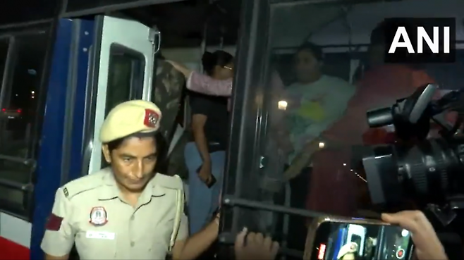 인도 델리 시내 떠돌이 개들을 모두 보호소로 옮겨야 한다는 인도 대법원 명령이 나온 11일(현지시간) 이에 반발하며 항의 시위를 벌이던 동물권 활동가들이 경찰 버스로 연행된 모습. 인도 ANI통신 엑스 캡처