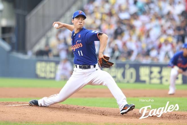 한화 이글스 엄상백이 9일 서울 잠실야구장에서 열린 2025 KBO리그 정규시즌 LG 트윈스와의 원정 경기에서 공을 던지고 있다. 한화 이글스 제공