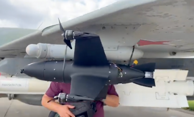 러시아 내에서 진행 중인 프로젝트인 ‘아크 엔젤’(Archangel) 측이 MiG-29 전투기에 케이블 타이로 드론을 꽁꽁 묶어둔 모습의 영상을 공개했다. 엑스 영상 캡처