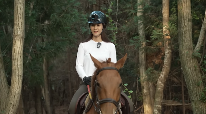 제주도에서 말을 타고 숲으로 나가는 권유리. 유튜브 채널 ‘권유리’ 캡처