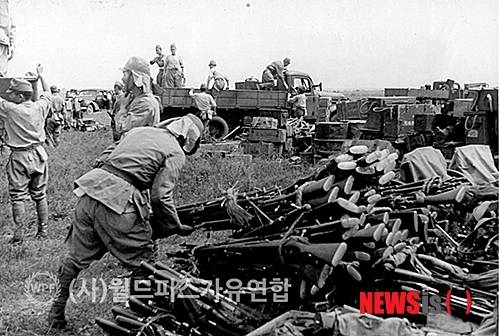 1945년 8월 소련군에 항복한 만주에 주둔한 일본군 관동군 63사단 병사들이 무장해제를 당해, 무기를 포기하고 반납하고 있는 모습. 뉴시스