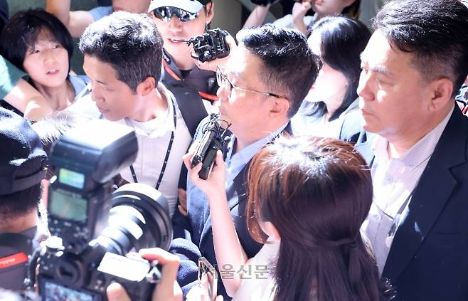 김건희 집사, 김예성씨 입국 - 김건희 여사 일가의 ‘집사’로 알려진 김예성 씨가 12일 인천국제공항을 통해 입국하고 있다. 윤석열 전 대통령이 파면된 지난 4월 급작스럽게 베트남으로 출국한 이후 약 4개월 만이다. 김 여사 관련 의혹을 수사하는 민중기 특별검사팀은 공항에서 곧바로 김씨를 체포해 조사실로 데려올 방침이다. 2025.8.12 홍윤기 기자