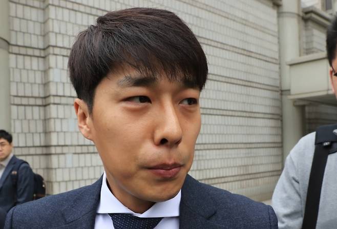 법정 나서는 김동성 - 김동성 전 쇼트트랙 국가대표 선수가 31일 오전 서울 서초구 서울중앙지법에서 열린 ‘비선실세’ 최서원(개명 전 최순실)씨와 장시호씨, 김종 전 문화체육관광부 제2차관에 대한 공판에 증인으로 출석한 뒤 법정을 나서고 있다.  2017.3.31  연합뉴스