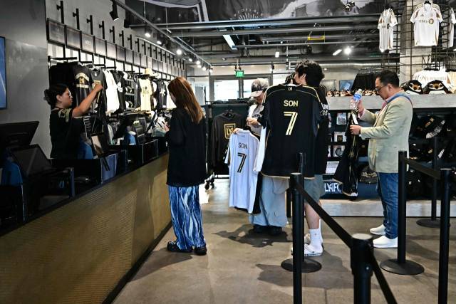 LA FC 홈 구장 BMO 스타디움의 공식 스토어. 손흥민의 7번 저지가 단연 인기 아이템이다. AFP연합뉴스