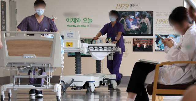 11일 서울의 한 대학 병원에서 의료진이 오가고 있다. 연합뉴스