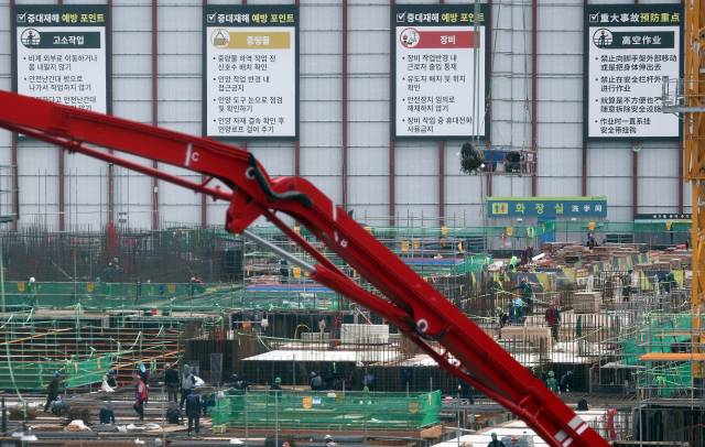 정부가 건설 현장의 불법 하도급에 대한 집중 단속에 나선 11일 서울 시내 한 아파트 건설 현장에 중대재해 예방 포인트 안내문이 붙어 있다. 연합뉴스