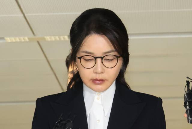 윤석열 전 대통령 부인 김건희 여사가 6일 서울 종로구 KT광화문빌딩 웨스트에 마련된 민중기 특별검사팀에서 피의자 신분으로 조사를 받고 귀가하고 있다. 연합뉴스