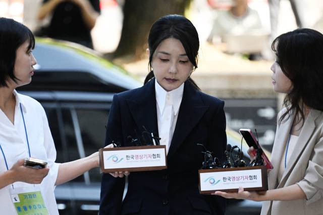 윤석열 전 대통령 부인 김건희 여사가 12일 구속 전 피의자 심문(영장실질심사)을 받기 위해 서울 서초구 서울중앙지법에 출석하고 있다. 연합뉴스