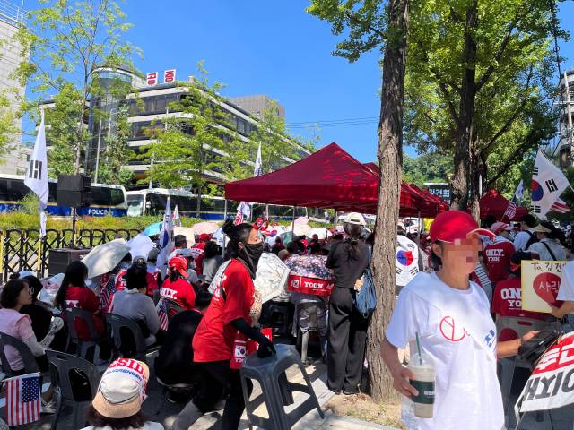 김건희 여사에 대한 영장실질심사가 열린 12일 오전 서울 서초구 정곡빌딩 남관 앞 윤 전 대통령 부부 지지자들이 모여있다. 신서희 기자