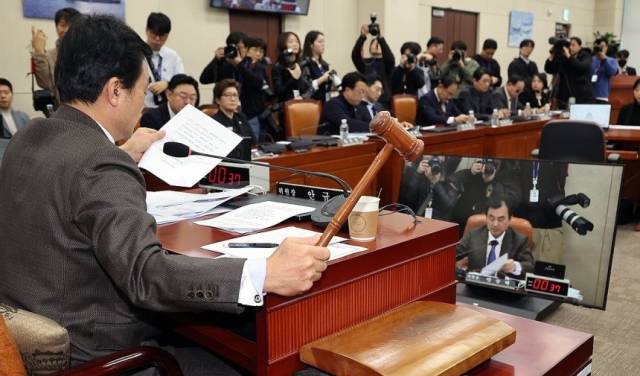 지난 1월 7일 오전 서울 여의도 국회에서 열린 윤석열 정부의 비상계엄 선포를 통한 내란 혐의 진상규명 국정조사특별위원회 회의에서 안규백 위원장이 의사봉을 두드리고 있다. 연합뉴스