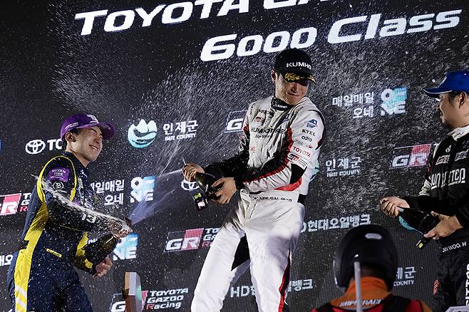 샴페인 세레머니를 하고 있는 이정우, 이창욱 그리고 황진우. 사진: 김학수 기자