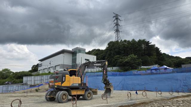 8일 전북 장수군 신장수변전소 공사 현장에서 굴착기가 지반 평탄화 작업을 하고 있다. 사진(장수)=주재현 기자
