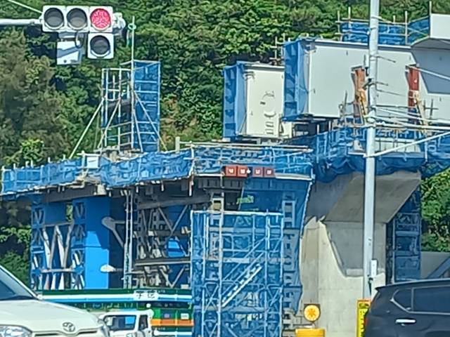 4일 일본 오키나와현 나하시에 있는 한 다리공사 현장에는 시설물마도 안전망이 촘촘하게 씌어졌다. 양종곤 기자