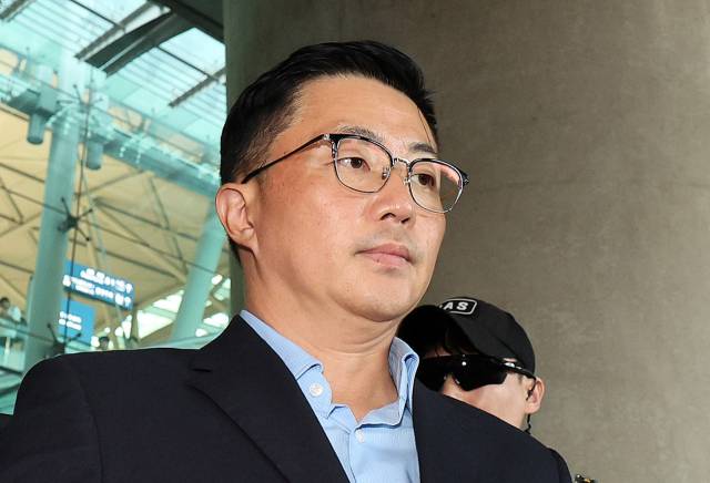김건희 여사 일가의 '집사'로 지목된 김예성씨가 12일 인천국제공항 제1여객터미널을 통해 입국한 뒤 민중기 특별검사팀에 체포돼 이동하고 있다. 연합뉴스