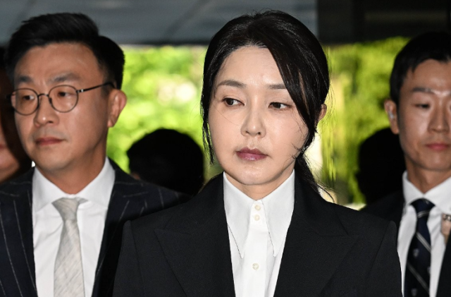 윤석열 전 대통령 부인 김건희 여사가 12일 구속 전 피의자 심문(영장실질심사)을 받기 위해 서울 서초구 서울중앙지법에 출석하고 있다. 사진공동취재단