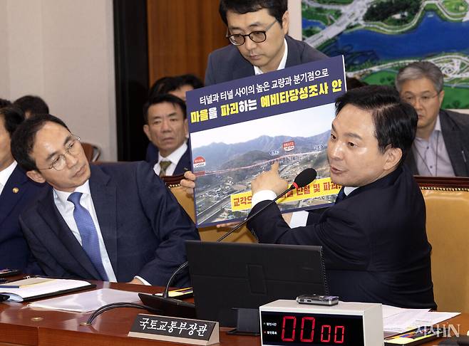 원희룡 당시 국토교통부 장관이 2023년 7월26일 국회 국토교통위원회 전체회의에서 양평고속도로 의혹에 대해 설명하고 있다. ⓒ시사IN 조남진