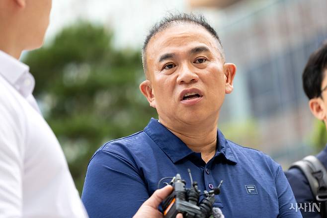 7월31일 명태균씨가 김건희 특검 사무실로 조사를 받기 위해 들어가기 전 취재진 질문에 답하고 있다. ⓒ시사IN 신선영