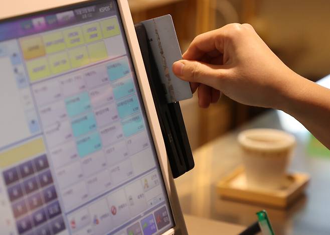 올해 상반기 기준 8개 카드사(신한·삼성·현대·KB국민·롯데·하나·우리·BC)의 포인트 소멸액은 365억원으로 집계됐다. 사진은 서울 시내 한 카페에서 카드 결제하는 모습 ⓒ연합뉴스