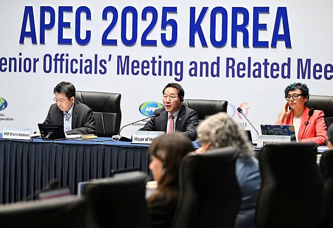 유정복 시장이 12일 송도컨벤시아에서 열린 'APEC(아시아태평양경제협력체) 여성경제회의(WEF)'에서 환영사를 하고 있다. Ⓒ인천시 제공