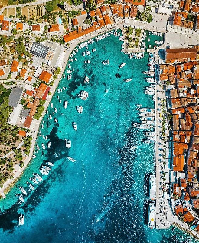 흐바르섬 항구, 에메랄드빛 바다 위에 요트들이 가득한 풍경. 사진제공|크로아티아관광청/CNTB))