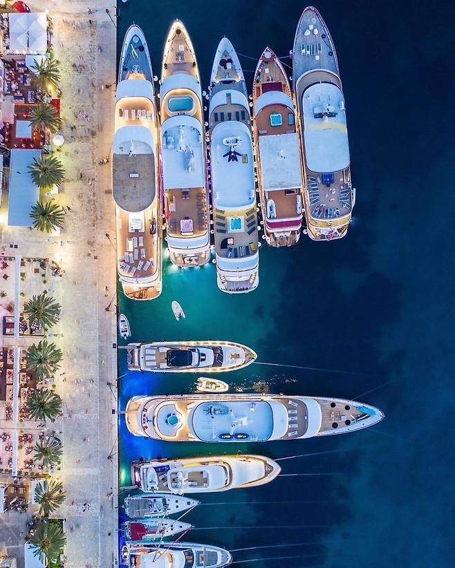 흐바르섬의 평화로운 저녁, 수많은 요트와 범선이 떠 있는 아름다운 풍경. 사진제공|크로아티아관광청/CNTB