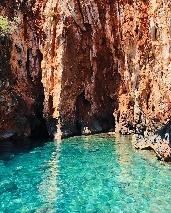 2500만 년의 지질 활동이 만들어낸 흐바르섬의 신비로운 해식동굴. 사진제공|크로아티아관광청/CNTB