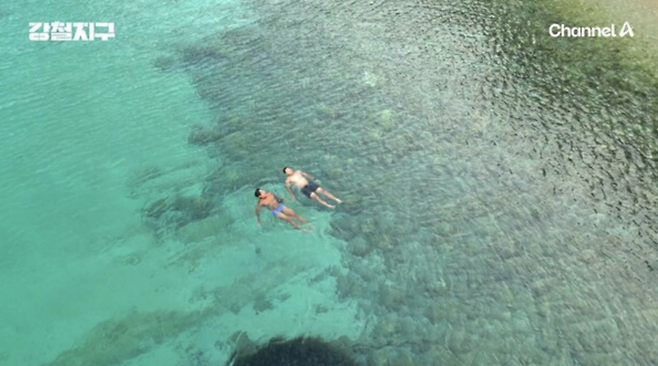 ‘강철지구’에서 소개된 흐바르섬의 투명하고 맑은 바다에서 여유를 즐기는 출연자들. 사진제공|크로아티아관광청/CNTB