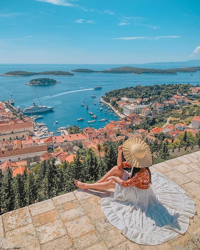 흐바르섬 해안 절벽의 아름다운 풍경, 맑고 투명한 바다가 신비로운 매력을 더한다. 사진제공크로아티아관광청/CNTB