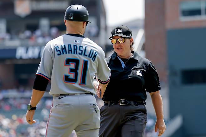 심판 젠 파월이 지난 10일(한국시간) 애틀랜타 트루이스트 파크에서 열린 애틀랜타와 마이애미의 경기에서 1루심을 보고 있다. 애틀랜타 | EPA연합뉴스