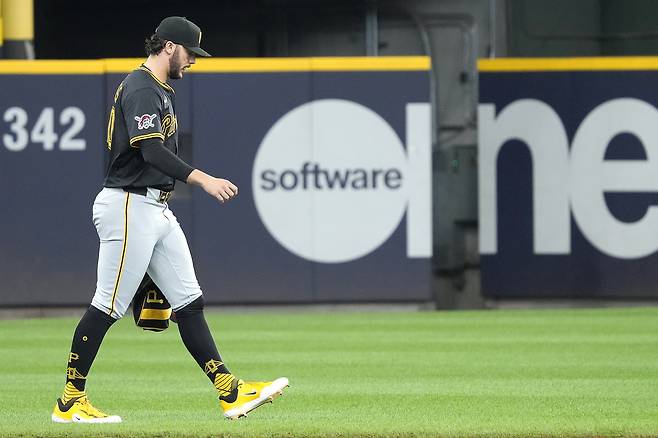 6월26일 밀워키 브루어스전서 불펜으로 걸어가는 폴 스킨스.  AP연합뉴스