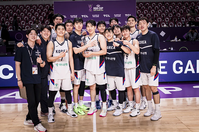 괌과의 FIBA 아시아컵 8강 결정전 승리 후 한국 대표팀 선수들이 MVP 문정현(가운데)과 함께 기념 촬영을 하고 있다. FIBA 제공
